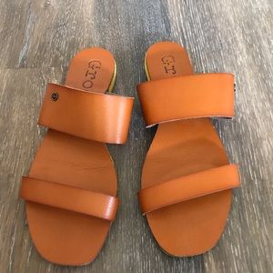 Groove tan two strap sandals size 7